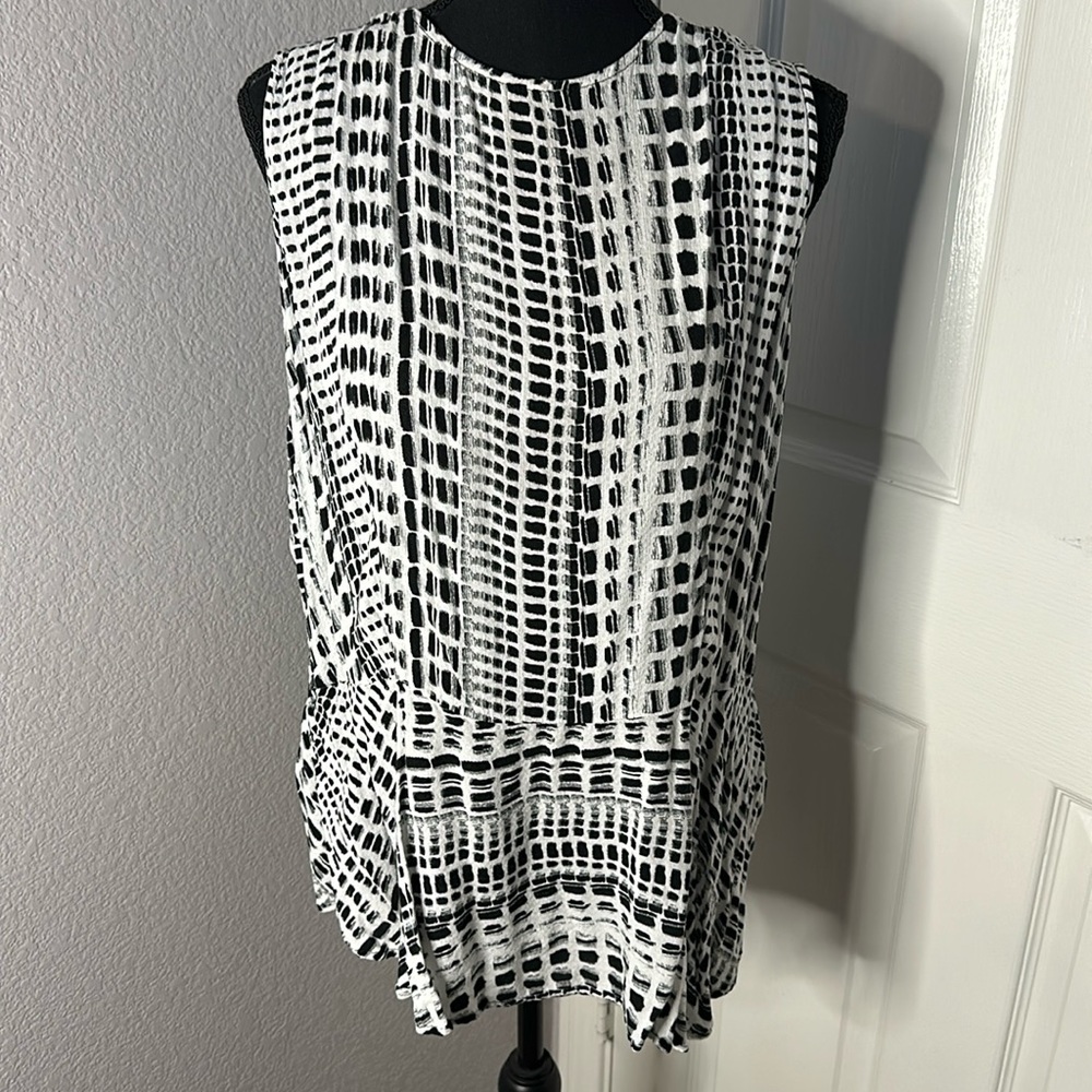 Target Ava and Viv Black and White Peplum Style Blouse / Size 2/2X